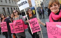 donne in piazza