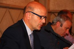 sindaco di tagliacozzo maurizio di marco testa e sullo sfondo il segretario giampiero attili