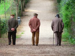 anziani a passeggio