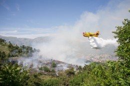 Incendio sul salviano, canadair al lavoro (1)