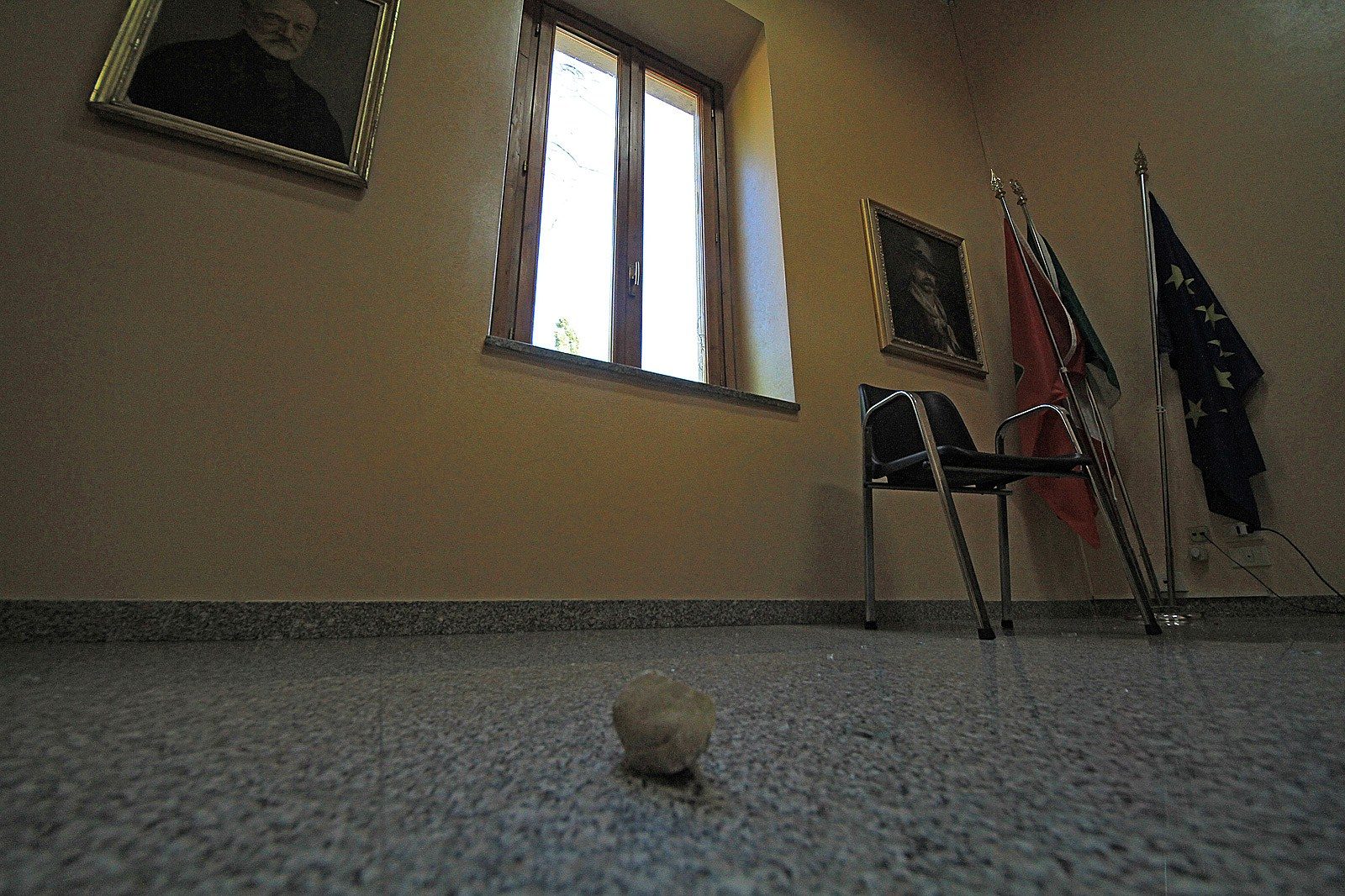 raid in comune a tagliacozzo, danni a vetrate e finestre (9)