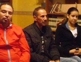 Al centro il marocchino eroe Adoiou Abderrahim, a sinistra  il suo amico Hicham Abouayoub