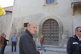 Il sindaco Maurizio Di Marco Testa davanti al Palazzo ducale di Tagliacozzo