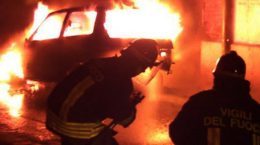 Vigili del fuoco spengono auto in fiamme