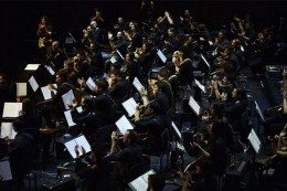 L'Orchestra Frets con Stef Burns L'Orchestra Frets in un concerto con Stef Burns