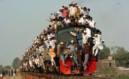 Treno dei pendolari, foto tragicomica