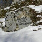 Scritte sulle rocce del sentiero a Vollavallelonga