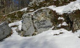 Scritte sulle rocce del sentiero a Vollavallelonga