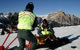 Soccorso in montagna sulla neve esercito