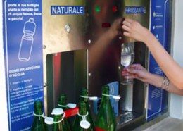 distributore fontanella di acqua frizzante