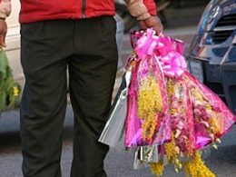 fiori e mimoese venduti in strada