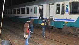 Pendolari, treno incendiato sulla linea