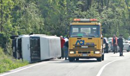 scuolabus ribaltato sulla Tiburtina