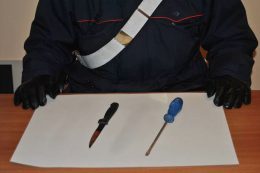 carabinieri, coltello e giravite