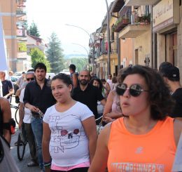 manifestazione di pedoni e ciclisti in comune contro le auto in via delle macchie a tagliacozzo (5)