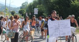 manifestazione di pedoni e ciclisti in comune contro le auto in via delle macchie a tagliacozzo (6)