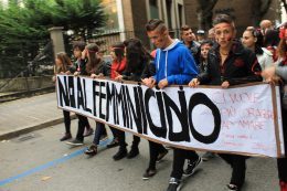 #noalfemminicidio manifestazione studenti ad Avezzano contro la violenza sulle donne fratelli senade prima fila