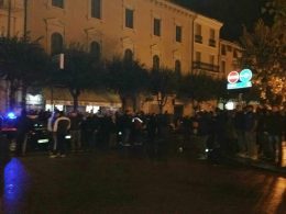 Assembramento davanti al bar a Celano