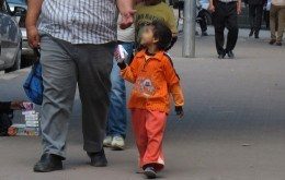 Bambino costretto a vendere in strada