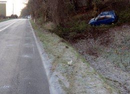 auto fuori strada ghiaccio