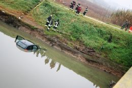 auto nel canale vigili del fuoco