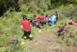 Trattore ribaltato, vigili del fuoco in azione