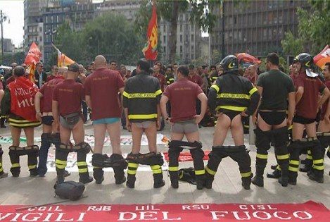 Vigili del fuoco contro i tagli, in Italia è protesta
