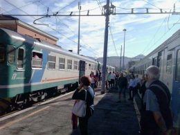 Pendolari bloccati in stazione