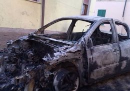 Auto incendiata dalla fiamme a San Benedetto, fuoco