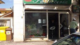 bar incendiato in via Monte Velino (1)