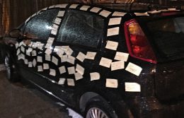 messaggi d'amore con post-it sulla macchina