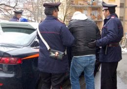 arresto carabinieri straniero gazzella