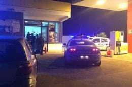 polizia distributore notte area servizio