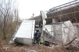 Camion precipitato dal viadotto autostrada a24 carsoli (4)