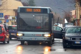 sportello incastrato nel bus