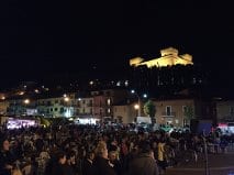 piazza aia gremita di gente