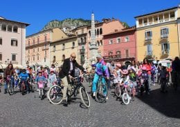 in bici a tagliacozzo piazza Obelisco Baby Ciclo Tour