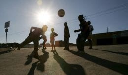 partita di calcio pallone ragazzi