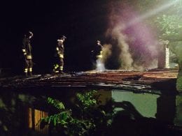 vigili del fuoco tetto di una casa in fiamme  (1)