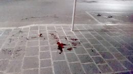 sangue sul marciapiede dopo accoltellamento
