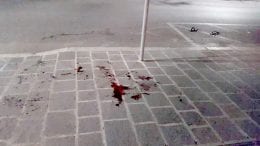 sangue sul marciapiede dopo accoltellamento