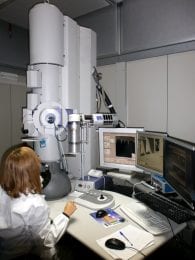 Operatore_al microscopio_trasmissione_elettronica