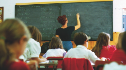 scuola studenti alunni insegnanti aula lavagna