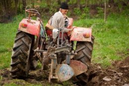 6792663-senior-agricoltore-utilizzando-un-vecchio-trattore-per-arare-la-terra