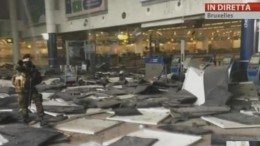 In un fermo immagine tratto da Sky una veduta interna dell'aeroporto di Bruxelles, 22 marzo 2016. Due esplosioni hanno scosso stamani l'aeroporto di Bruxelles. ANSA/ ++HO - NO SALES EDITORIAL USE ONLY - NO TV++