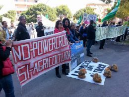 conferenza servizi Powercrop protesta (3)