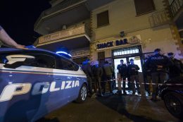 Spara e uccide la convivente al bar, orrore a Roma