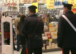 carabinieri in supermercato