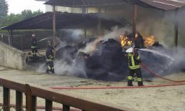 capannone fiamme vigili del fuoco incendio forse doloso