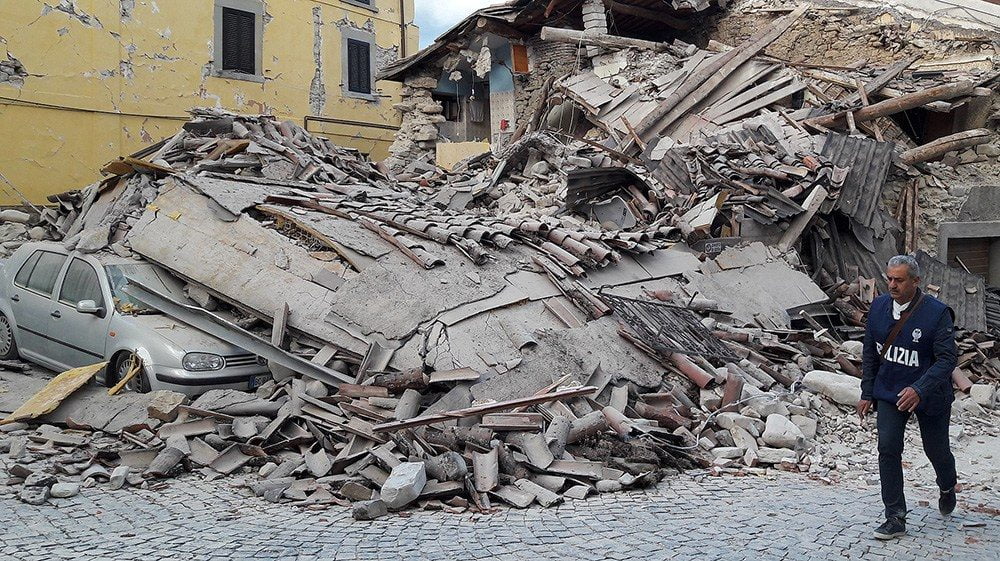 Il disastro del terremoto di Amatrice in un immagine (www.marsicalive.it)